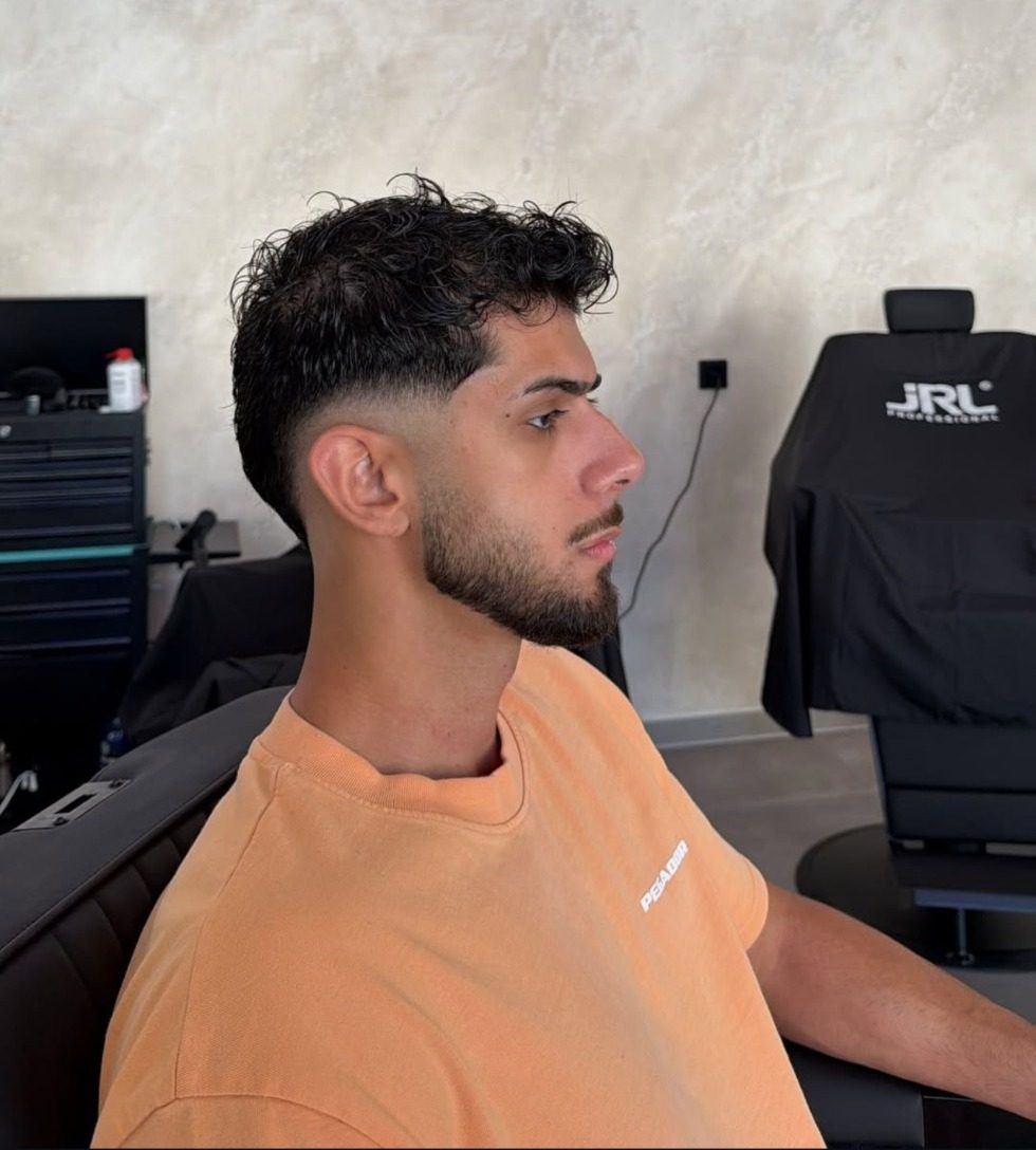Low Fade mit Locken und Bart