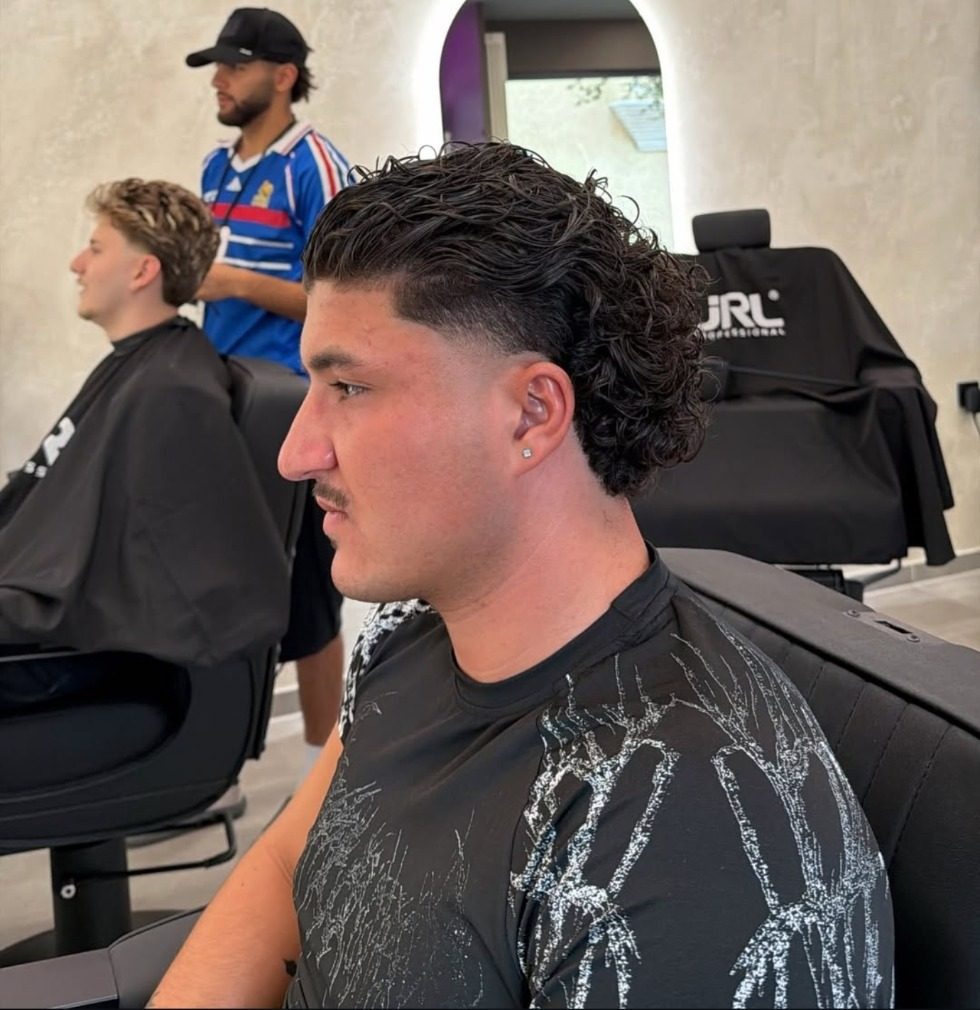 Lockiger Mullet mit Taper